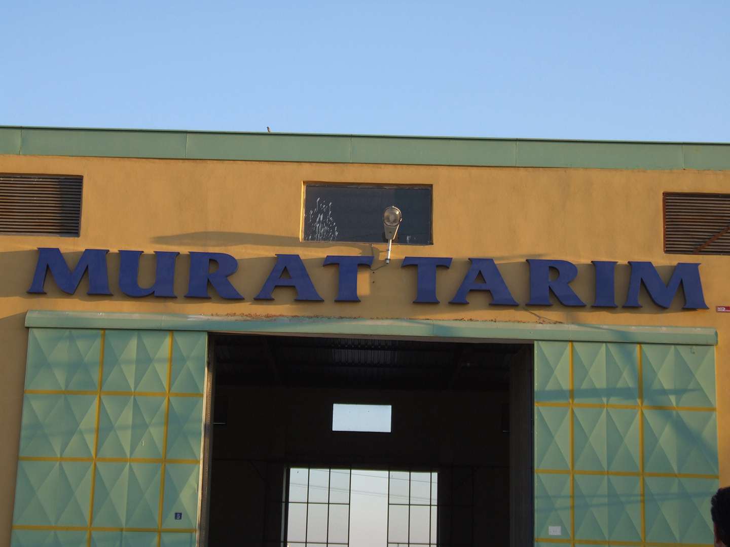 CEPHE ÜZERİ ALÜMİNYUM  IŞIKSIZ KUTU HARF TABELA