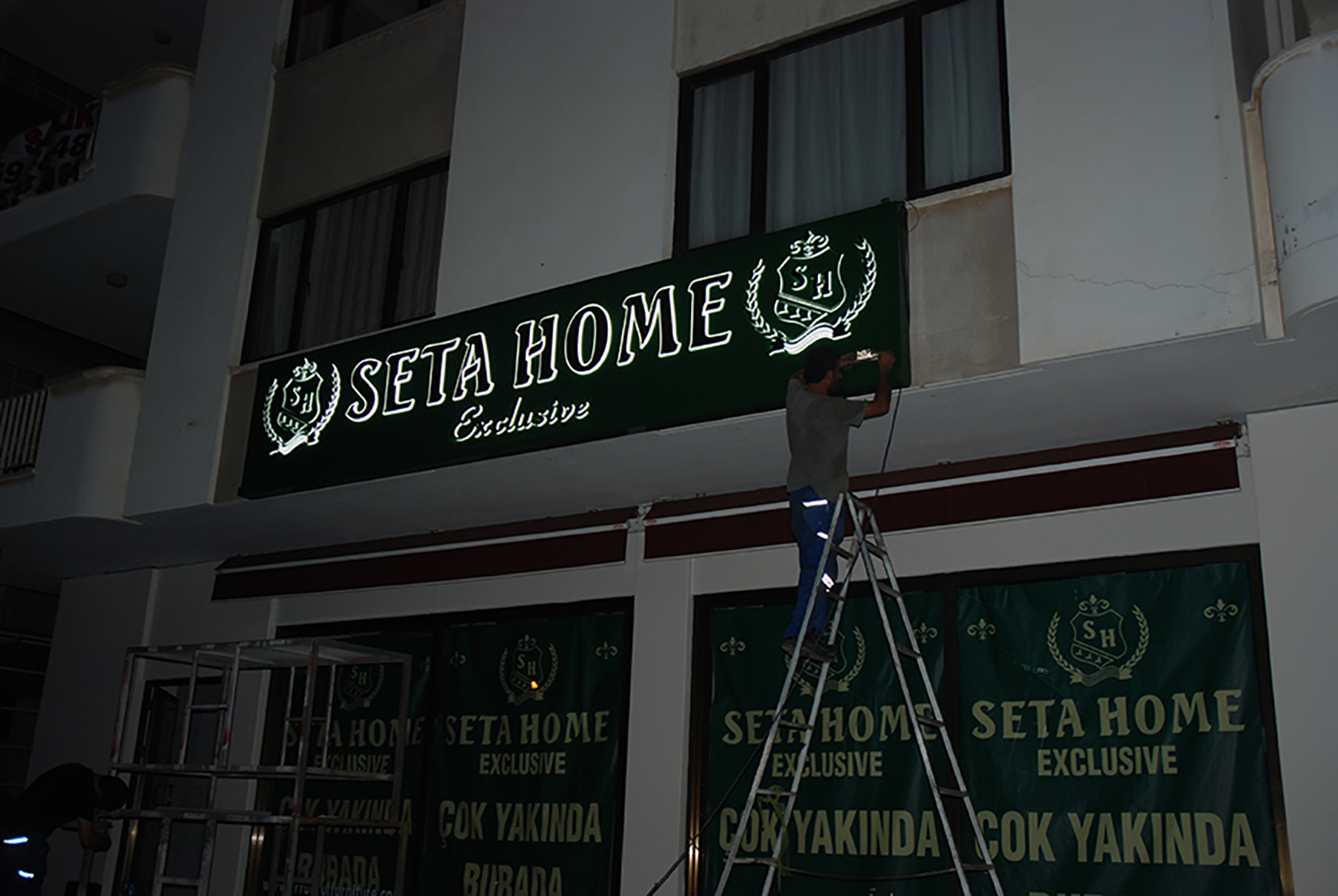PLEKSİ ÜZERİ ALÜMİNYUM IŞIKLI KUTU HARF TABELA