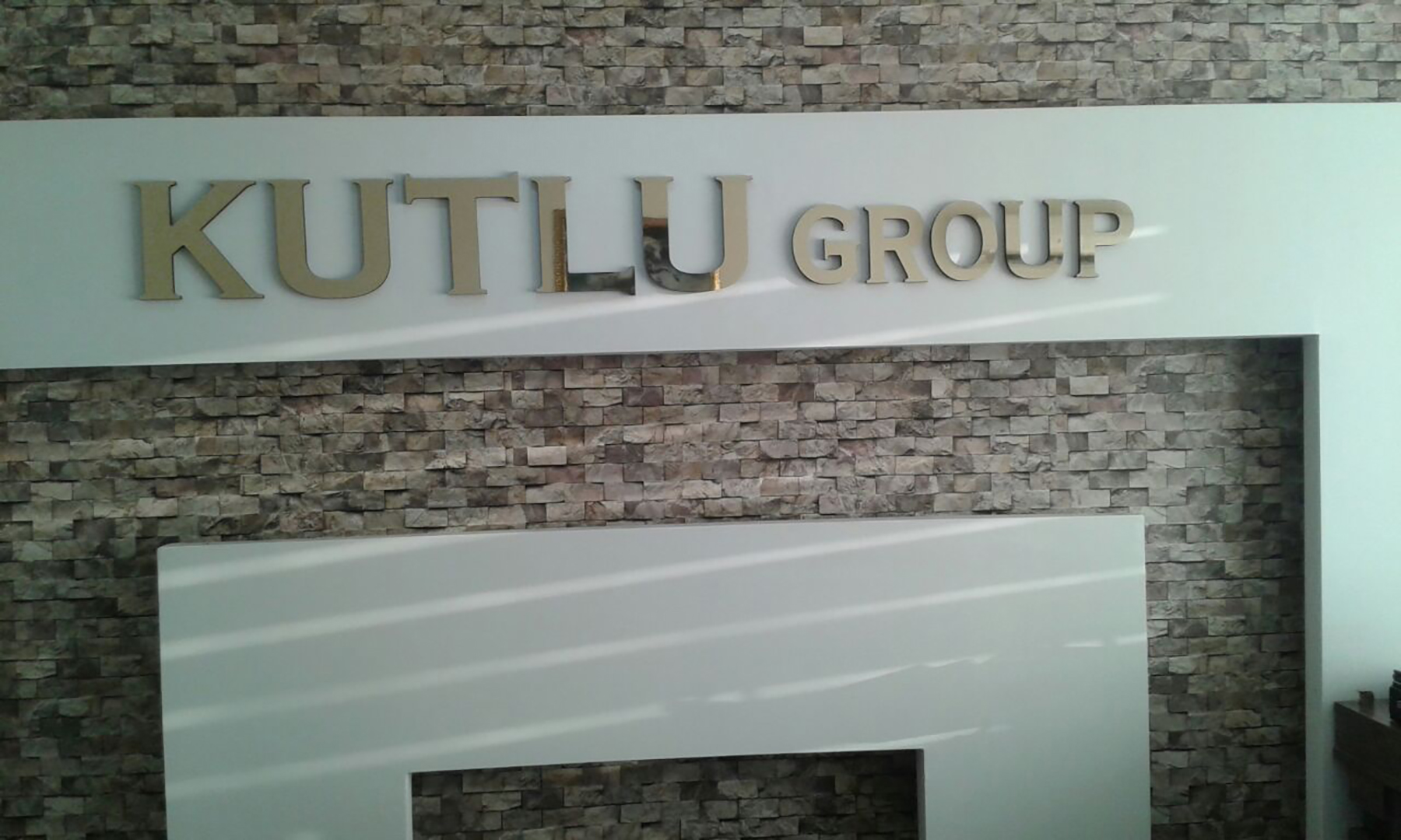 KUTLU GRUP OFİS İÇİ DEKOTA ÜZERİ KUTU HARF TABELA